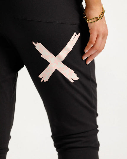 Home-Lee - 3/4 Apartment Pants (Black with Blossom Daisy)