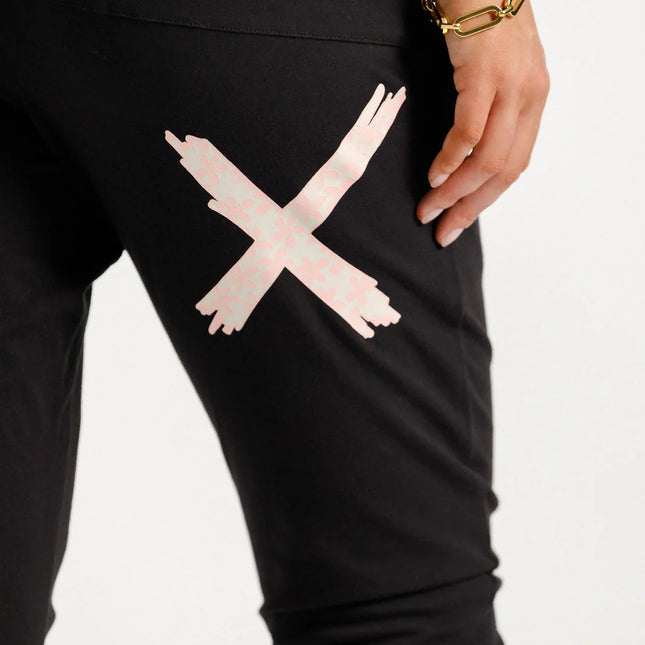 Home-Lee - 3/4 Apartment Pants (Black with Blossom Daisy)